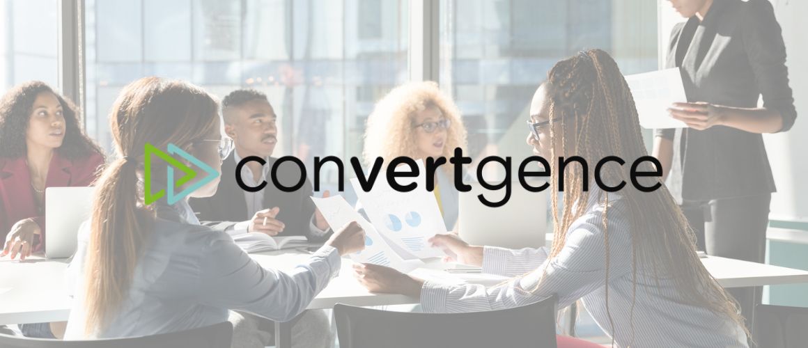 Une équipe diversifiée de professionnels est assise autour d'une table dans une salle de conférence lumineuse, travaillant sur des documents et des ordinateurs portables. Le mot 'convertgence' et un logo abstrait vert et bleu sont superposés en gros plan sur l'image.