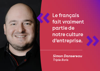 Portrait d’une personne sur fond sombre à gauche, accompagné d’un bloc coloré rouge et violet à droite contenant le texte « Le français fait vraiment partie de notre culture d’entreprise. » ainsi que la signature Simon Dansereau, Triple Boris